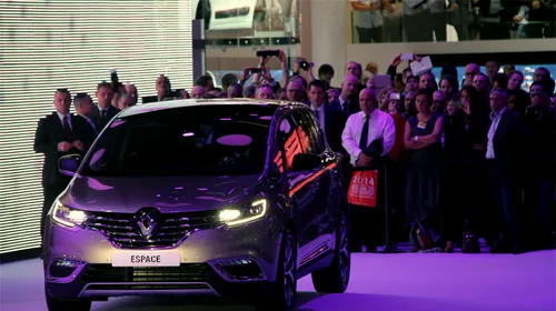 SALONUL DE LA PARIS | Renault, defilarea dinamică de „catwalk” pentru noul Espace și un super-hibrid cu aspect de mașină sport