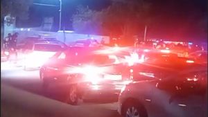 ProSport are imaginile neverosimile cu baza de milioane de euro a lui Gigi Becali, invadată de sute de mașini și motociclete clandestine cu un scop incredibil! Polițiștii au intervenit în forță, la miezul nopții!