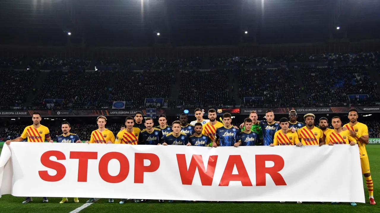 UEFA a ignorat mesajul anti-război din Europa League! Mesajul cenzurat care a fost afișat de jucători la super meciul Napoli - Barcelona | FOTO