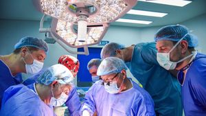 ADVERTORIAL. Performanțe deosebite în transplantul hepatic de la donator viu, la Spitalul Clinic SANADOR