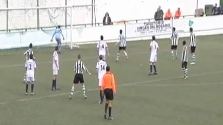 VIDEO DEMENȚIAL!** Arbitrul s-a făcut de râs după faza asta: mingea a lovit bara, apoi a ricoșat în teren! Jucătorii au fost uluiți de decizia luată de central