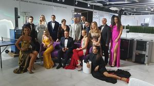 GALERIE FOTO inedită cu fetele din naționala de tenis de masă. "Suntem ca prințesele din basme. Nu e ușor să stai 12 ore la un shooting foto". Ce "meci" a ieșit înainte de Europeanul de la Nantes 