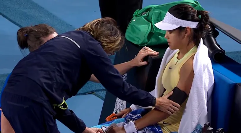 Coșmarul Soranei Cîrstea a lovit-o și pe Emma Răducanu la Australian Open! Britanicei i s-a făcut rău pe teren și a pierdut în turul doi. FOTO