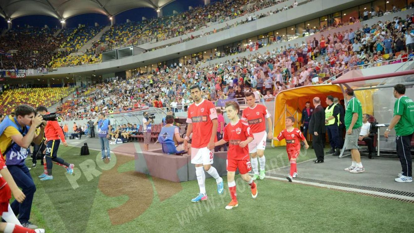 Becali a făcut baie de mulțime la derby și a coborât printre dinamoviști!** FOTO Cum a fost primit de fanii "câinilor"