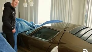 O mașină Lamborghini a stat parcată 40 de ani în sufrageria unui apartament. Au fost nevoiți să dărâme un zid când proprietarul a vândut-o