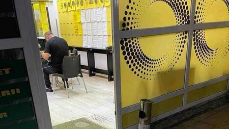 Președintele unui club din România, fotografiat într-o casă de pariuri! Un fotbalist ne-a trimis pozele și face acuzații grave: ”I-au căzut biletele din buzunar în vestiar. A pariat pe propria echipă”. EXCLUSIV