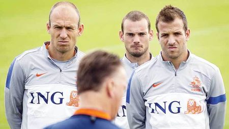 Ne rugăm în Van? Olandezii au devenit arbitru în lupta pentru baraj
