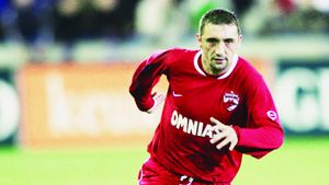 Dennis roș-alb-albastru!