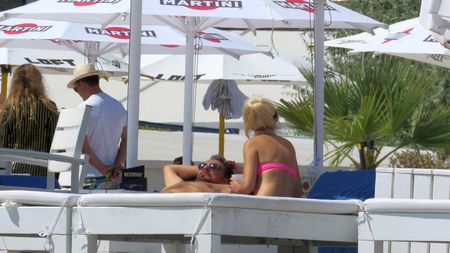 Cine este, de fapt, blonda care a apărut alături de Ioan Neculaie la mare! Bianca Grip, un antreprenor din Sibiu, lămurește relația cu celebrul milionar: „Suntem amici de mulți ani”