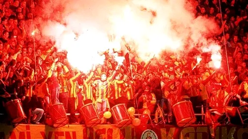 VIDEO Sneijder a debutat pentru Galatasaray** FOTO Mesajul cu care l-au întâmpinat fanii Galatei pe Sneijder la primul meci! Cât de grea e 