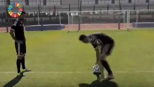 VIDEO | Faza zilei a fost oferită de Adi Mutu. Fostul internațional român s-a învârtit în jurul mingii până a amețit. Cum a tras la poartă :)