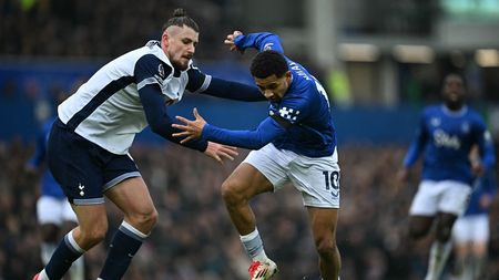 Englezii i-au dat nota 1 lui Radu Drăguşin, după 45 de minute şocante: „A păcălit fotbalul. A fost o ruşine cum s-a apărat”