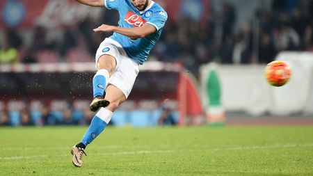 S-a oficializat cel mai spectaculos transfer al verii: Higuain a trădat-o pe Napoli pentru Juventus. Detaliile contractului semnat de argentinian