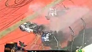 VIDEO ÎNFIORĂ‚TOR **Două camioane s-au făcut pulbere, după ce s-au ciocnit într-o cursă