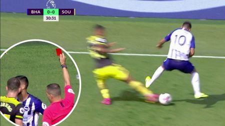 Florin Andone a primit direct cartonașul roșu în Brighton - Southampton. VIDEO. "Ar fi meritat cinci roșii". UPDATE | Antrenorul său a tunat: "Nu putem să îl apărăm într-o situație ca asta"