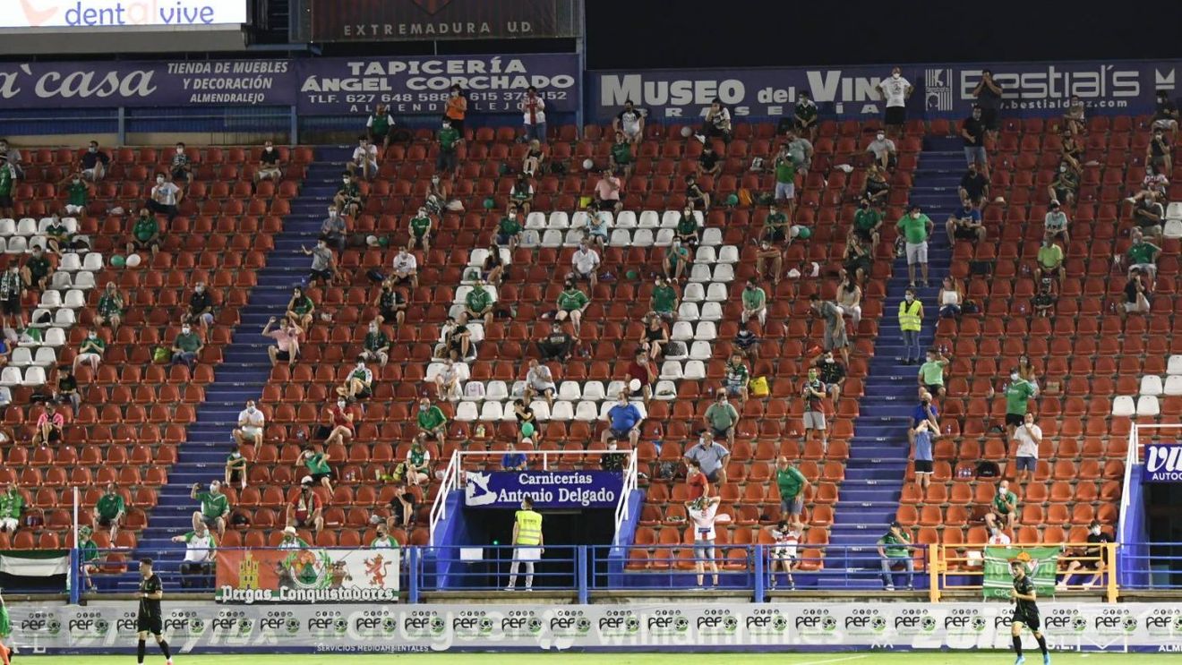 Se poate! Spania a avut un meci oficial de fotbal în weekend cu 1.400 de spectatori prezenți în tribune. Unde s-a întâmplat și cum a reacționat publicul la distanțarea socială impusă de organizatori | GALERIE FOTO