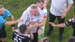 Cristiano Bergodi, imagini halucinante! A sărit la bătaie cu un fan al lui Dinamo: a luat roşu şi a fost ținut cu greu!