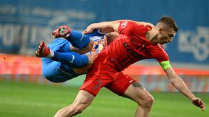 Record de infracțiuni la Universitatea Craiova - FCSB: mai trebuia să faulteze doar crainicul! Cine au fost liderii agresiunilor din teren și „băieții răi” la care nu te așteptai din echipa lui Gigi Becali. EXCLUSIV