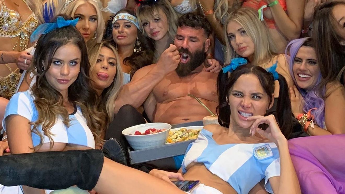 De ce nu mai postează Dan Bilzerian, jucătorul de poker cu o avere de peste 200 de milioane de euro, imagini de la petrecerile cu manechine goale și alcool! „Am vrut să trăiesc momentul” GALERIE FOTO