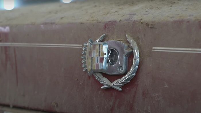 Ce au descoperit în portbagajul unui Cadillac DeVille, abandonat și prăfuit de 21 de ani, cei care au readus „bijuteria” la viață! Au rămas uimiți de-a dreptul