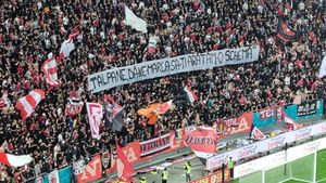 Mesaje uluitoare la Dinamo - CSA Steaua! Ce ironii între cele două galerii: „Discovery va face un documentar / Cum dispar câinii ca prin paranormal” | GALERIE FOTO