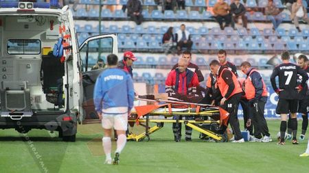 Tragi-comic!** Ambulanța care l-a transportat pe Pârvulescu la spital, "personaj" principal în cel mai penibil moment al etapei