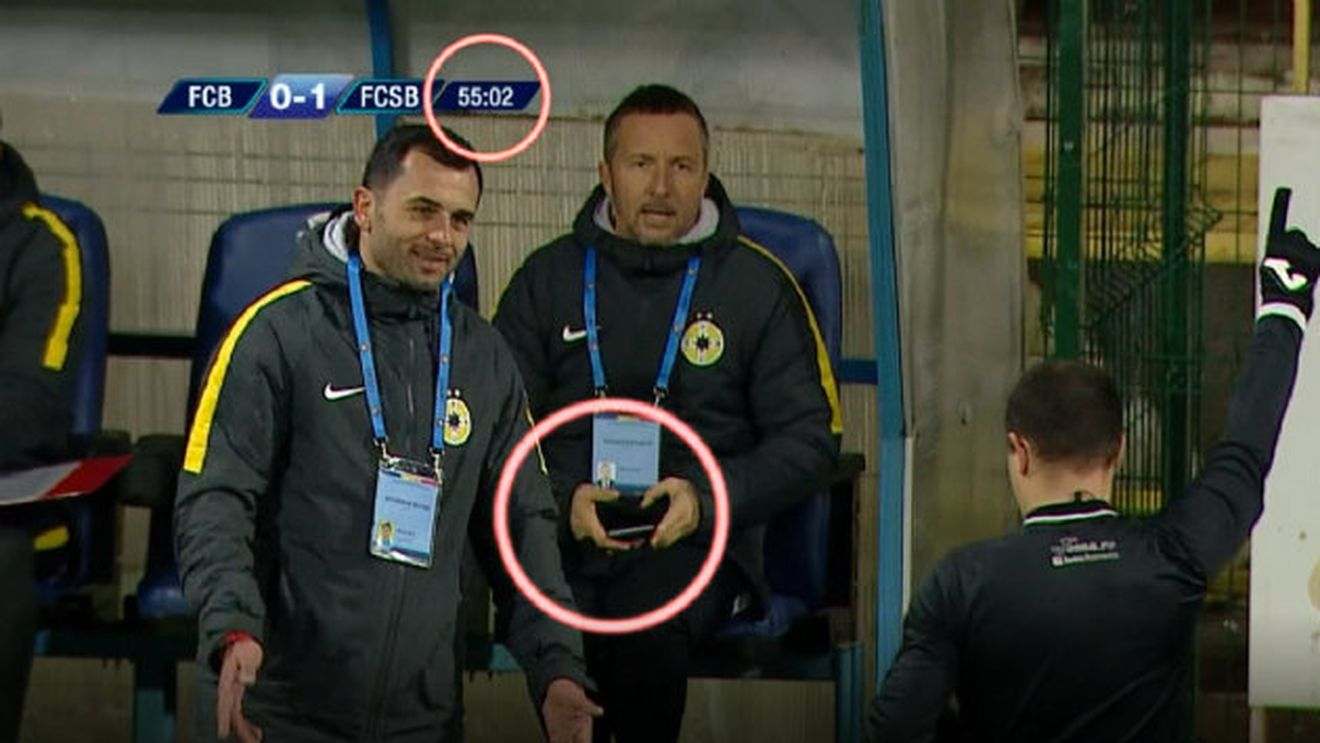 FOTO | Becali sau Dică, cine a făcut schimbarea? Moment interpretabil în timpul meciului FC Botoșani - FCSB. Ce au surprins camerele