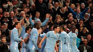 Lupta pentru titlu în Anglia e tot mai încinsă!** Renegatul Tevez, decisiv în victoria lui City cu Chelsea! Ce mesaj i-a transmis lui Muamba FOTO