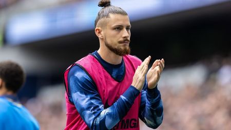 Fanii lui Tottenham au înnebunit când au văzut că Radu Drăguşin e titular cu Newcastle!
