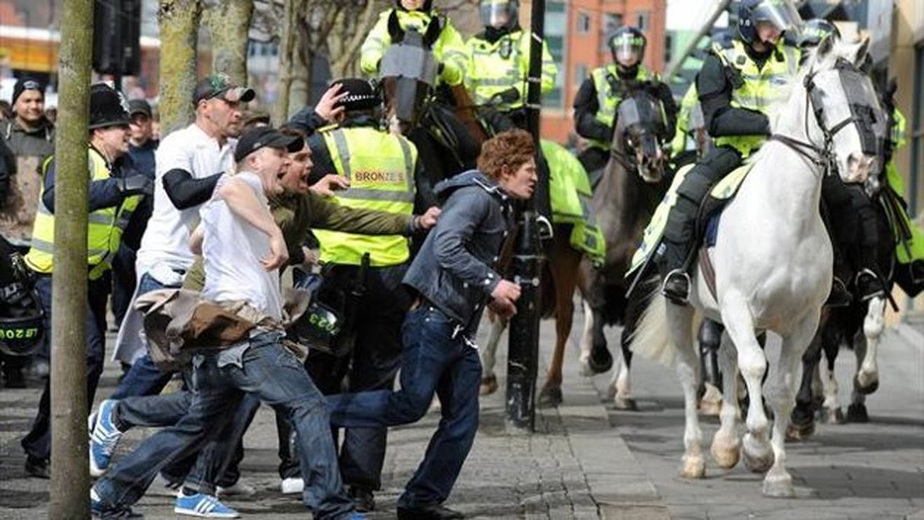 VIDEO INCREDIBIL S-au luat la bătaie cu caii poliției! Fanii lui Newcastle au înnebunit după eșecul cu Sunderland