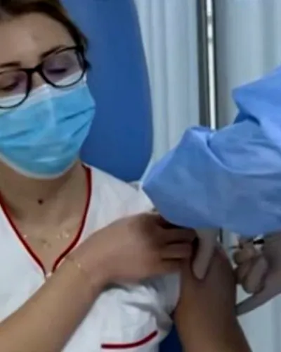 Mihaela Anghel, prima asistentă vaccinată anti-COVID, a primit a doua doză