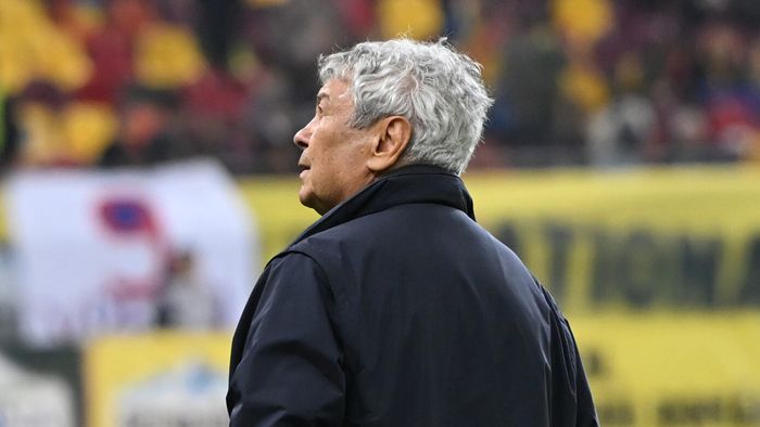 Imaginile serii cu Mircea Lucescu și fotbaliștii tricolori după România – Austria 1-0. Rar i s-a întâmplat asta selecționerului. VIDEO