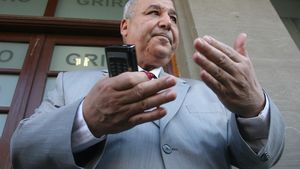 "Vreau să semnez actele, dar Copos îmi dă bancuri prin sms"