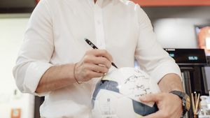 Milionarul din fotbalul românesc a fost vânzător în complexul Europa din Bucureşti, dar a ajuns să le ia banii lui Copos şi Borcea: „Mă trezeam la 4 dimineața”