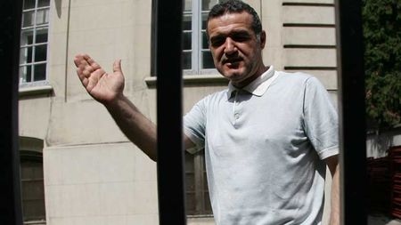 Probleme în Paradis: Becali Bank interzisă!