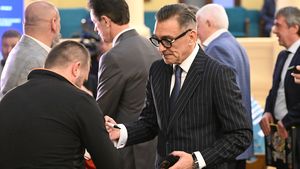 Ilie Dumitrescu, rugat de Gigi Becali, în direct, să-l ajute în campania de transferuri pentru Champions League: „Mai dă şi tu un telefon, mai zi un jucător”