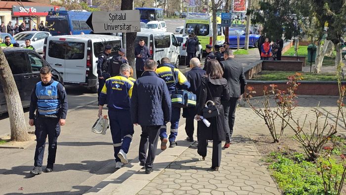 Unei persoane i s-a făcut rău în biserică la slujba pentru Mircea Lucescu. Medicii au intervenit de urgență