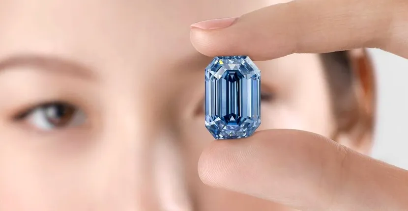 Cel mai mare diamant albastru, vândut pentru 57,5 milioane de dolari. Cât valorează cel mai scump diamant albastru scos vreodată la licitație