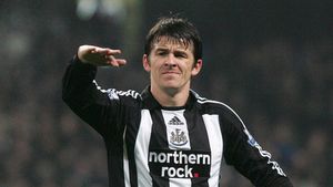 MOMENT UNIC: le-a mulțumit fanilor că au aruncat cu monezi în el!** "E prima oară când joc așa de bine încât să primesc bani pe teren"