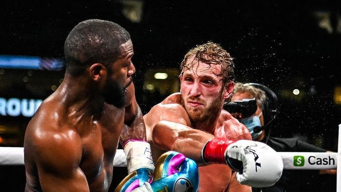 Nici boxul nu mai e ce-a fost! Floyd Mayweather nu l-a putut face KO pe Youtuberul Logan Paul: „A fost mai bun decât mă așteptam!" VIDEO