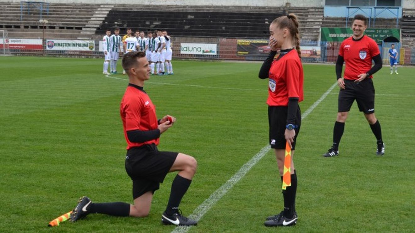 Nimic nu e imposibil în fotbalul românesc: cerere în căsătorie inedită la Oradea. Protagoniști au fost tușierii! | VIDEO