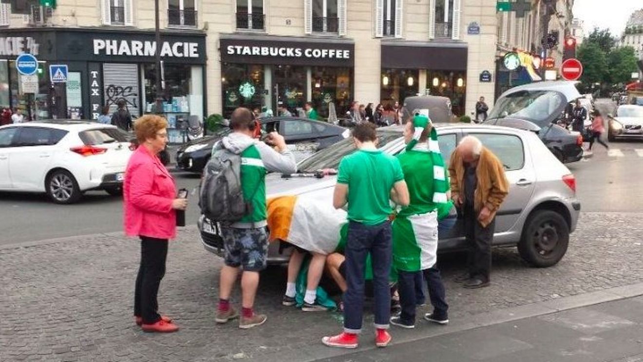 Opriți turneul, dați-le trofeul și învățați de la ei! Fanii irlandezi fac senzație la EURO. VIDEO | Imagini geniale: cum au încercat să adoarmă un bebeluș în autobuz și cum a ajuns poliția să cânte alături de ei