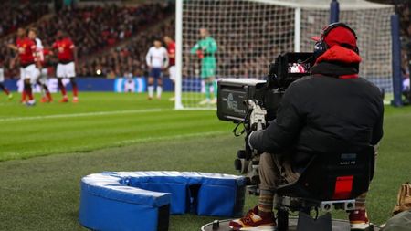 Trei bărbați, condamnați la 17 ani închisoare pentru piratarea transmisiunilor partidelor din Premier League. Au făcut 6,6 milioane de dolari profit "la negru" 