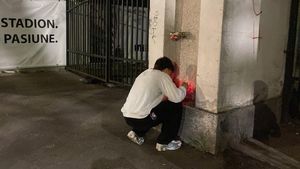 Candele pentru Mircea Lucescu în fața stadioanelor Rapid și Dinamo