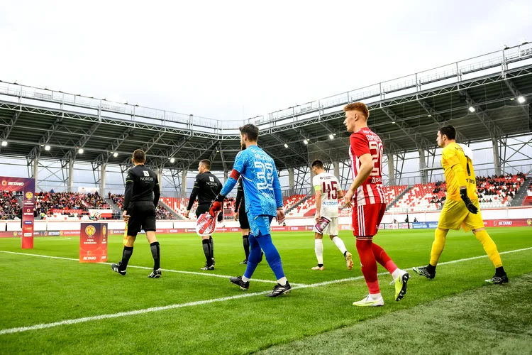 CFR Cluj a reușit a treia victorie consecutivă în campionat. Echipa lui Dan  Petrescu a câștigat cu 3-2 duelul cu Hermannstadt și a urcat pe locul doi -  Playtech Știri