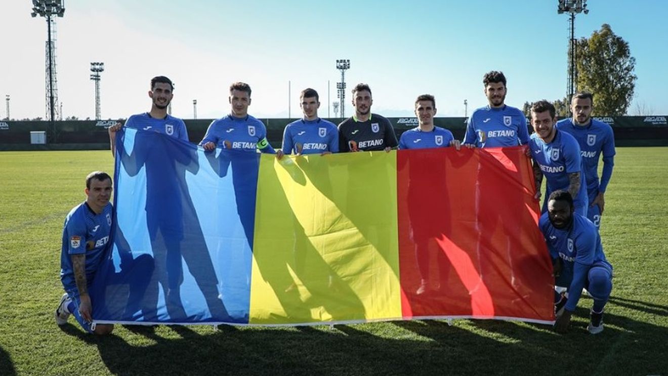 Craiovenii, singurii din Liga 1 care nu au uitat de „Mica Unire”. Fotografia emoționantă din cantonament