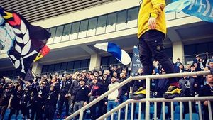 Ultrașii din Peluza Sud 97 nu pot să stea departe de fotbal. "Gogoașă" cântă din izolare pentru Știința! VIDEO