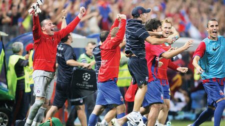 Steliștii au dansat pe ritmuri de manele