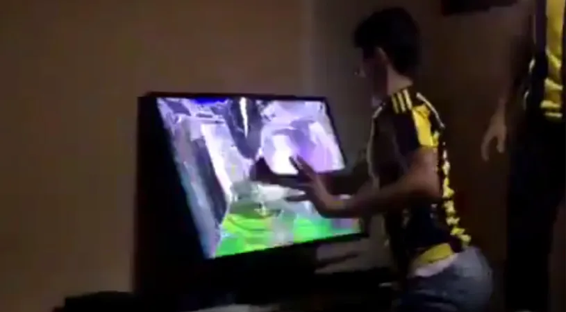 Șumudică, ai grijă, turcii chiar sunt fanatici :). Un fan al lui Fenerbahce și-a ieșit din minți în timpul derby-ului cu Beșiktaș. Un fotbalist i-a promis un televizor nou cu o singură condiție | VIDEO