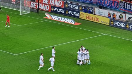 Fază controversată în minutul 8 din FCSB - Oțelul: nimeni nu a știut dacă arbitrul Bîrsan a dictat fault sau a validat golul până când VAR-ul a intrat și a luat decizia finală!